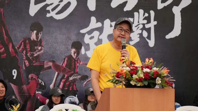 「國泰世華旭村盃全國少年足球邀請賽」連續第15年在台東盛大開踢！國泰世華銀行基金會董事長李明賢親自到場，感受少年足球的魅力。國泰世華銀行基金會提供