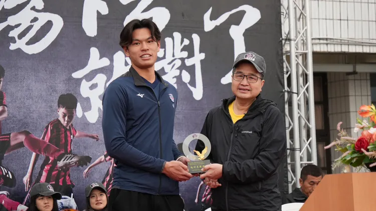 臺灣足壇明日之星、即將赴日本神奈川縣東海大學足球隊報到的高靖航，獲頒本屆「旭村盃楷模獎」。國泰世華銀行基金會提供