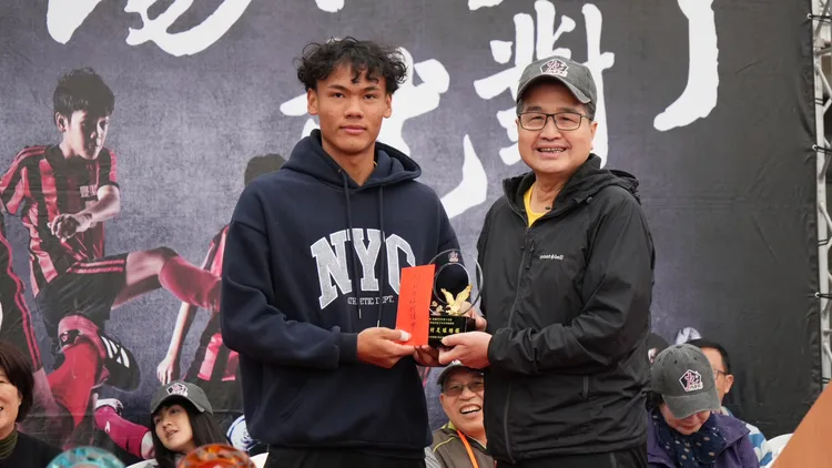 大學一年級便入選U20國家代表隊的孫恩祈，獲頒本屆「旭村盃楷模獎」。 國泰世華銀行基金會提供