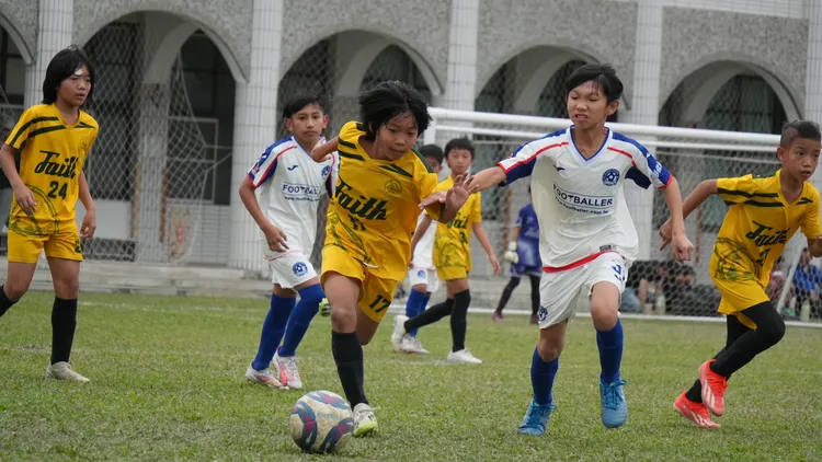 「國泰世華旭村盃」採行少有的「不分級賽制」，各地校隊、足球俱樂部隊伍皆能報名參賽，讓更多喜愛足球的小學生們能夠有同場競技的機會，為少年足壇最重要的圓夢殿堂之一。國泰世華銀行基金會提供