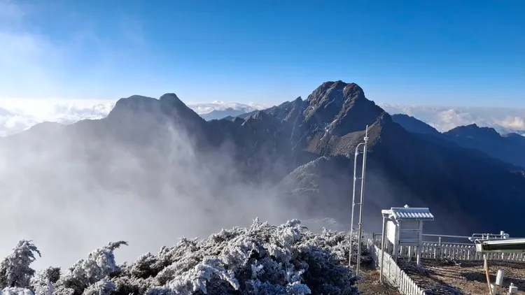 玉山北峰今清晨出現霧淞。中央氣象署提供