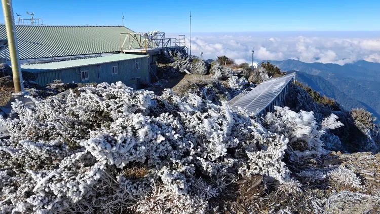 玉山北峰今清晨出現霧淞。中央氣象署提供