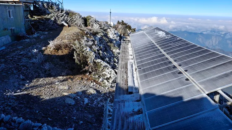 玉山北峰今清晨出現霧淞。中央氣象署提供