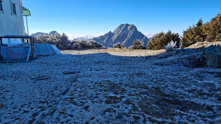 玉山北峰今清晨出現霧淞。中央氣象署提供