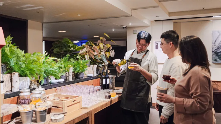 太魯閣晶英酒店服務升級，於大廳藝廊提供Happy Hour服務。供應爆米花、紅白酒，還有限定調飲「金色山脈」與「紅橙秘境」。太魯閣晶英酒店提供