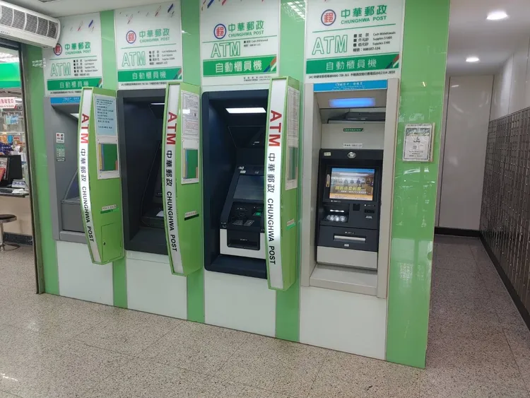 「i郵箱寄取店」結合新一代i郵箱、ATM、補摺機及郵政專用信箱等設施。中華郵政提供