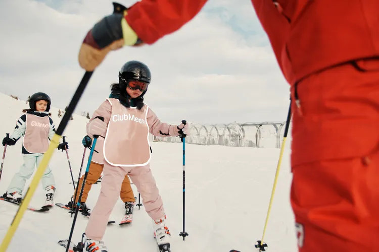 春雪具有較佳避震效果，能降低小朋友與新手受傷的機會。Club Med提供