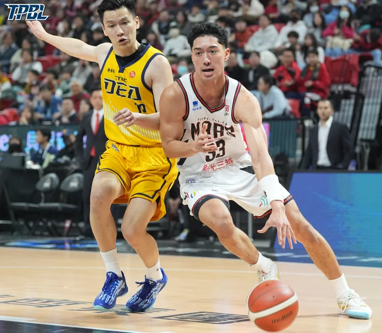 謝亞軒（左）、雷蒙恩（右）。TPBL提供