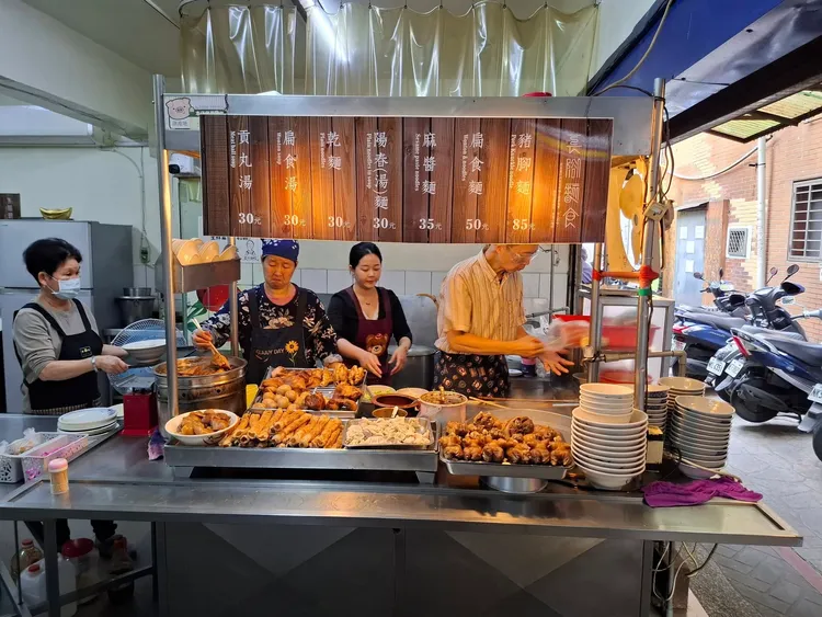 長腳麵食是基隆的70幾年老店，主打豬腳、扁食等麵類小吃。翻攝自大台北美食地圖（含基隆）臉書公開社團