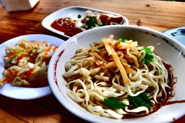 經營20多年的老店，濃郁的麻醬乾麵吸引不少人慕名而來 。翻攝自山東麻醬麵臉書