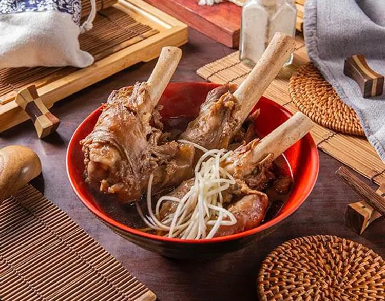 店內主打帶皮羊肉湯、羊大骨湯、羊小排湯等羊肉料理。翻攝自大碗公當歸羊肉臉書