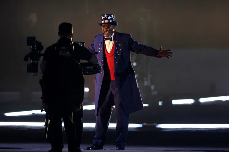 山繆傑克森打扮成美國形象代表山姆大叔為表演開場。路透