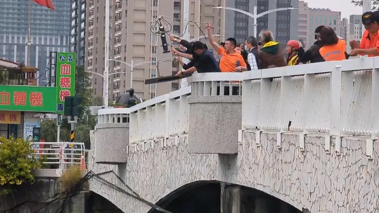 中山大學退休副教授田文敏昨日帶探索聲納儀器到場協助。翻攝畫面