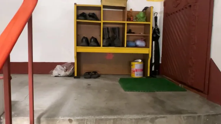 張嫌住處門口木櫃放著玉石咬錢蟾蜍等招財物。翻攝畫面