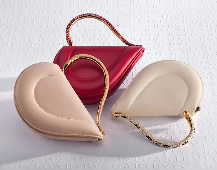 另半邊心形則以蜿蜒的金色蛇形提把呈現。品牌提供