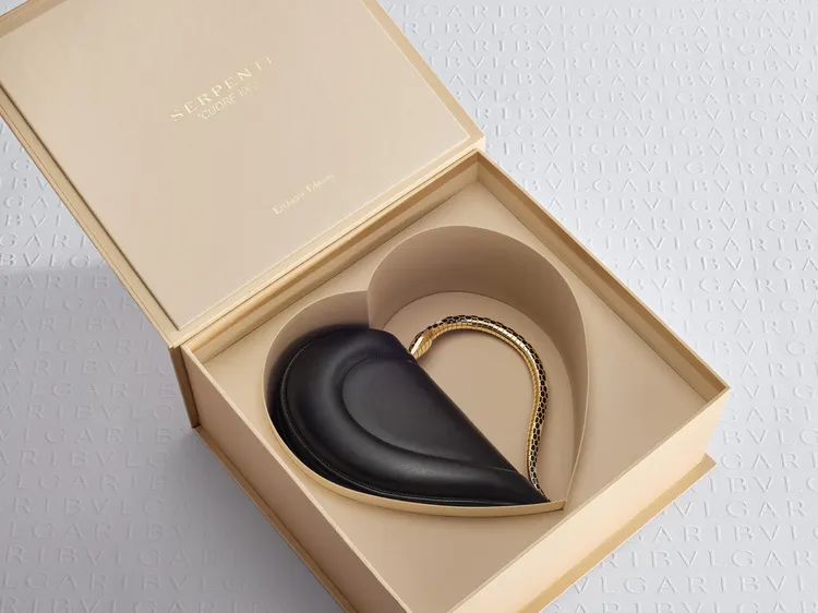 寶格麗Serpenti Cuore 1968包款，包身為半邊心形，另半邊心形則以蜿蜒的金色蛇形提把呈現。品牌提供