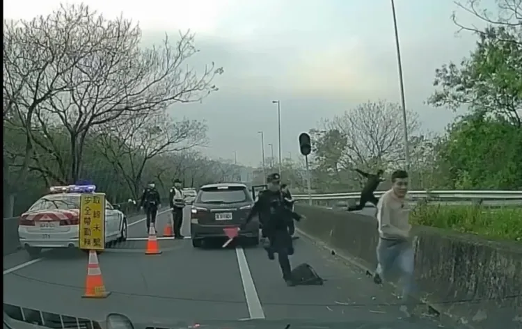 逃逸外籍移工身手矯捷，跨過護欄逃下邊坡，員警根本追不上。翻攝照片