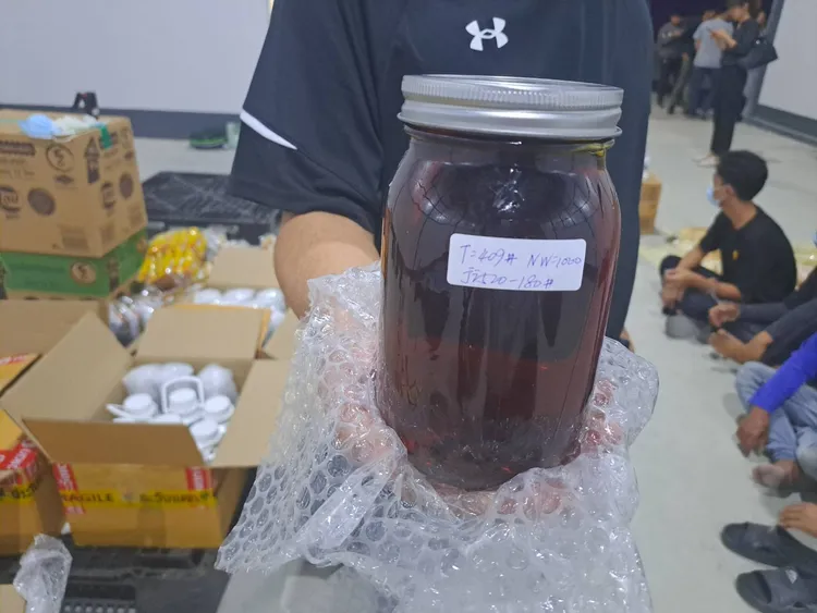 罐裝大麻膏裝進白色鋼瓶內出貨至國外。翻攝畫面