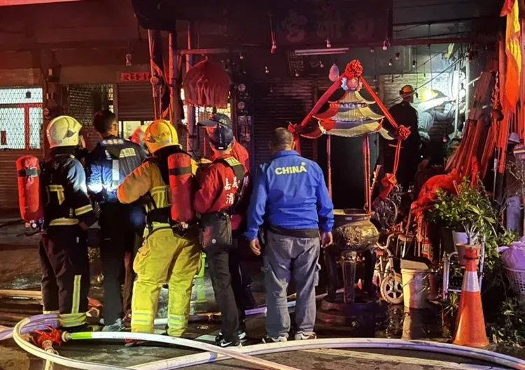 警消救出曾祖父、曾祖母及兩名男童。民眾提供