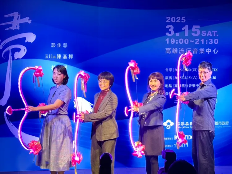 金曲客語歌王羅文裕攜手王若琳、同為客家歌王林生祥進行啟動儀式。林丞偉攝