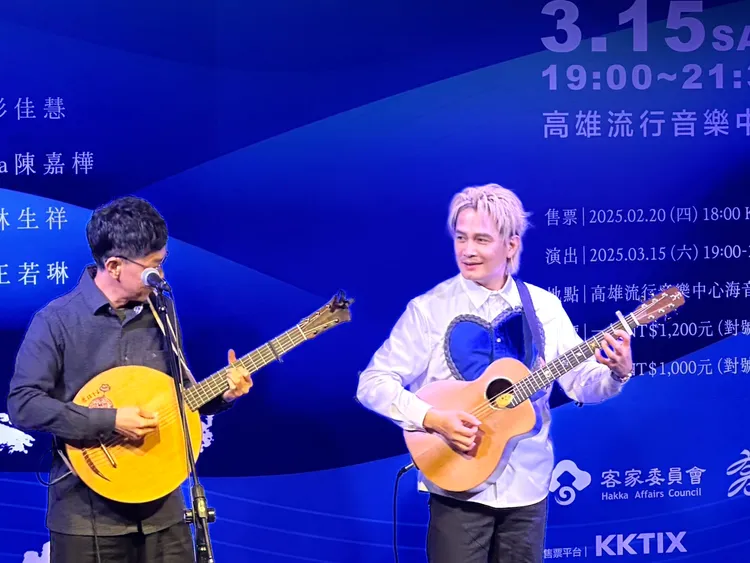 羅文裕與林生祥現場彈唱客語歌曲。林丞偉攝
