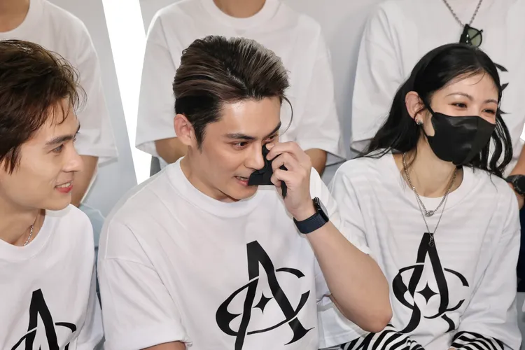 陳奕（中）記者會上感動落淚。莊宗達攝