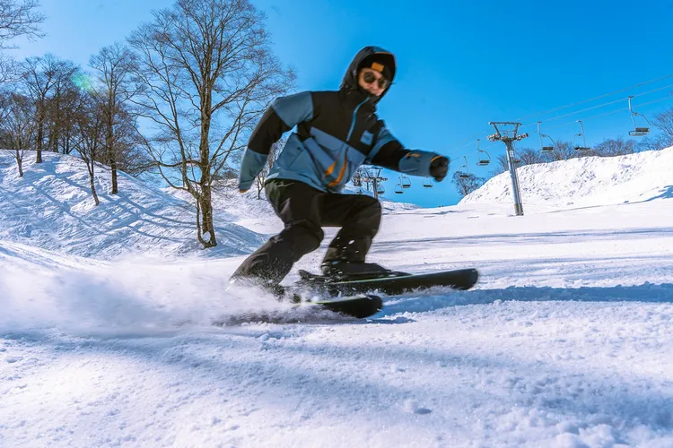滑雪場設有12條雪道，適合不同程度的滑雪者，大家都能享受從白雪覆蓋的斜坡飛馳而下的暢快體驗。業者提供