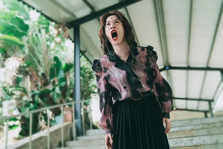 超瘋校主任（百白飾）在走廊狂尖叫追殺詹懷雲。紅杉娛樂提供