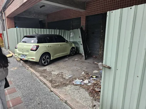 女駕駛操作不當!衝撞等候公車民眾 3男3女送醫