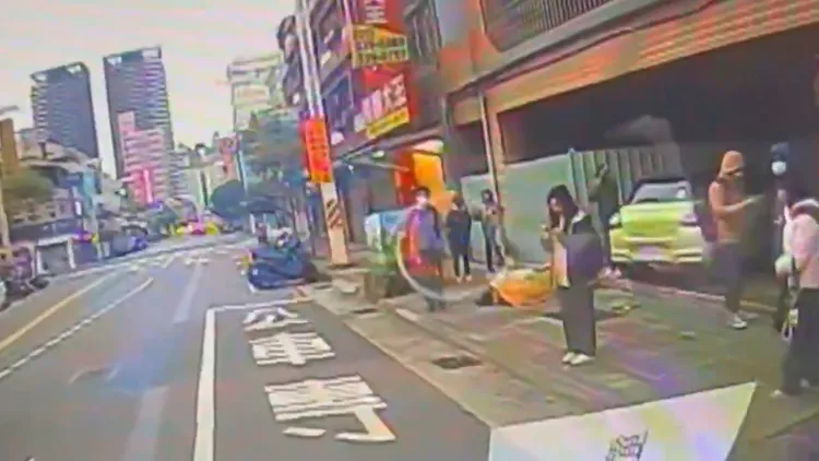 車禍現場。桃園市消防局提供