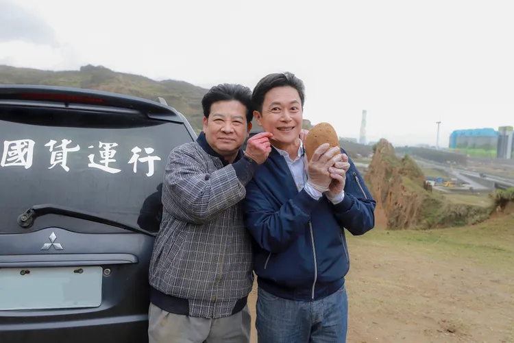 王燦（右）笑說自己皮要繃緊了，左為楊慶煌。民視提供