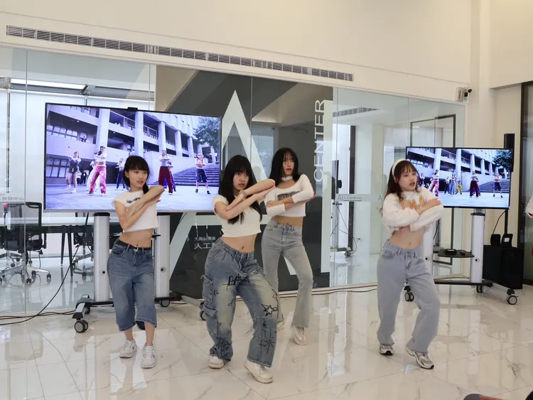 東海大學今發表AI MV，請到舞者現場表演。東海大學提供