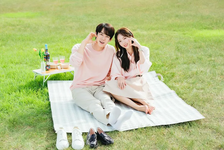 柳演錫（左）、蔡秀彬因《現在撥打的電話》，被封為「司珠CP」。翻攝柳演錫IG