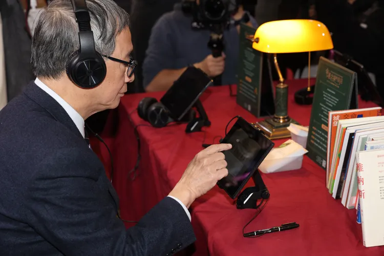 台北國際書展數位主題館「命運交織的旅店」裝置互動。文化部提供