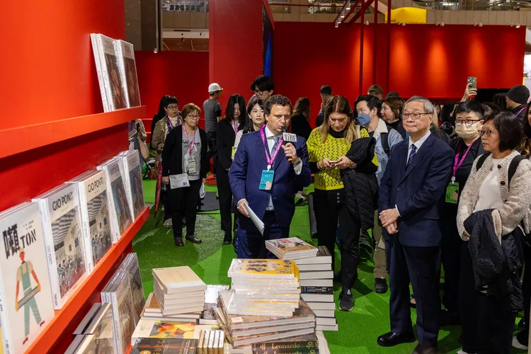 李遠於台北國際書展「義大利主題國館」聆聽導覽。文化部提供