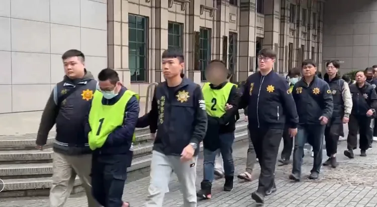 柯姓男子（首位）等人移送。警方提供