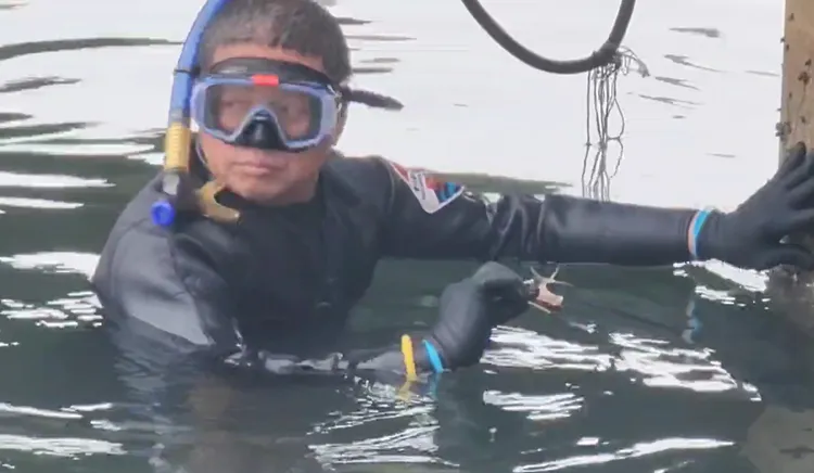 潛水人員連一塊可疑物品都不放過。民眾提供