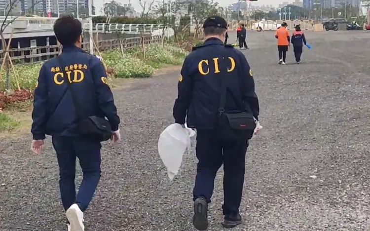 警方將撈起的物體送驗。民眾提供