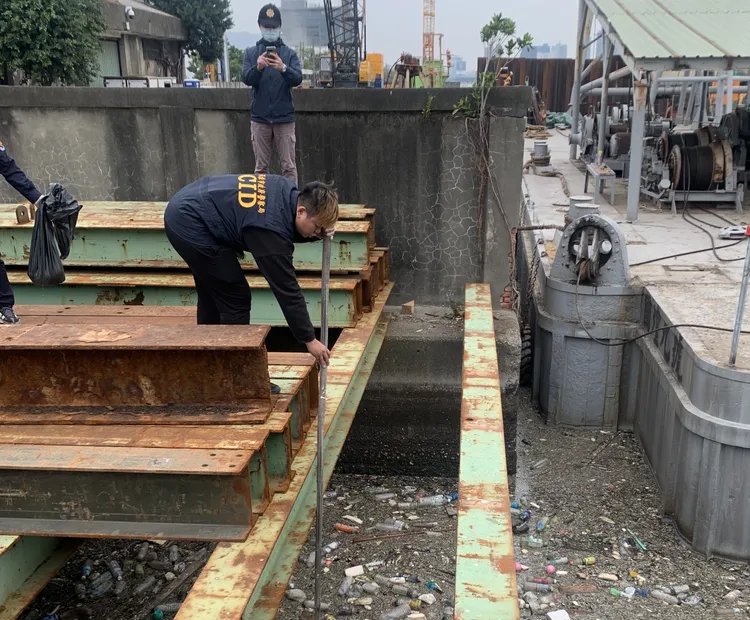 專案小組人員在一堆垃圾中找到10個屍塊。民眾提供