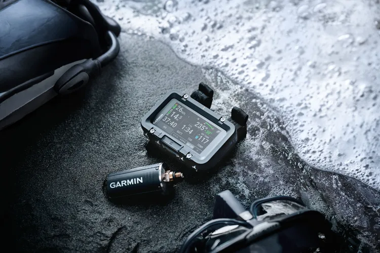 Garmin潛水生態系應用，Descent X50i搭配 Descent T2 發射器，能在30公尺內傳送雙向文字訊息，幫助水下溝通。業者提供