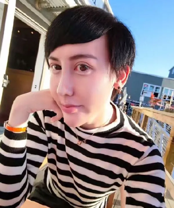 「蛇精男」劉梓晨以前微博都是這種模樣，除了整形之外，也誇張修圖。翻攝劉梓晨微博