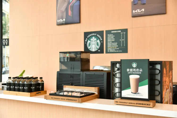 車主可以在暖光木質風格設計的室內氛圍下，享受由專人提供的星巴克咖啡服務，等待愛車保養時，享受最貼心優質的服務體驗。業者提供