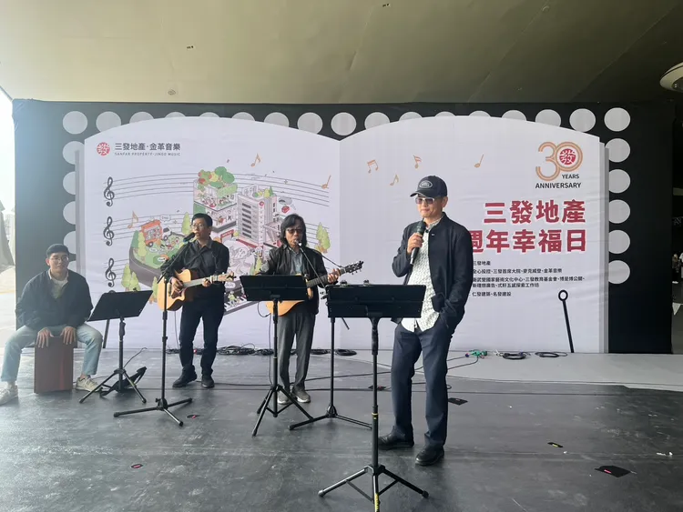 三發創辦人也是公司榮譽董事長鍾俊榮獻唱。葉家銘攝