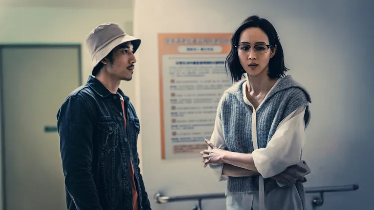 張鈞?（右）和越南影帝連炳發有許多精彩對手戲。公視、中華電信、瀚草文創提供