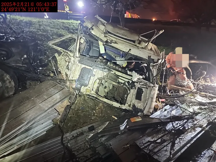 聯結車車頭毀損。國道警方提供