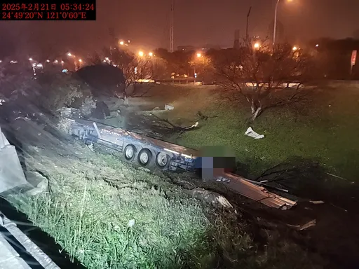 精神恍惚上路！　聯結車國道撞斷護欄掉落邊坡2傷