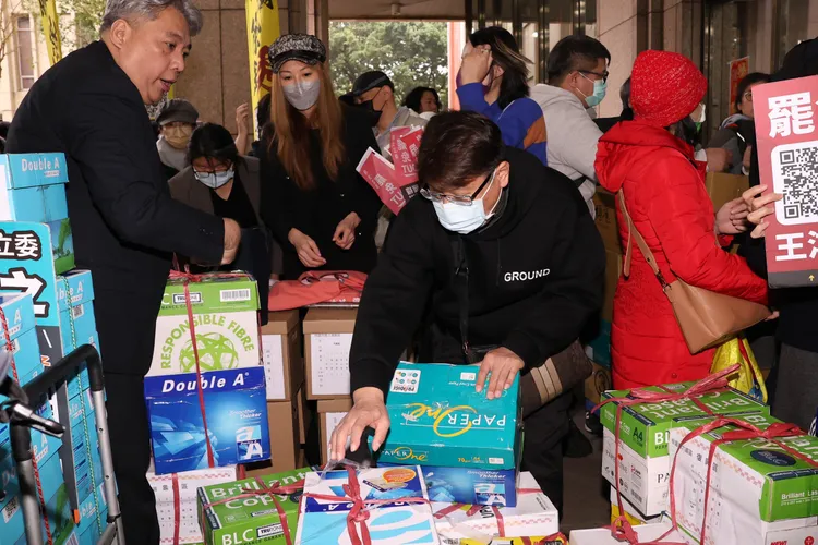 多個罷免團體，在2月3日送交共18選區的立委罷免聯署書。記者莊宗達攝