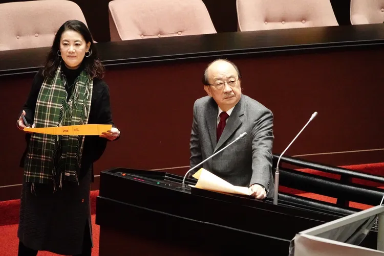 民進黨立院黨團總召柯建銘(右)揚言罷免41位國民黨立委，民進黨立委吳思瑤（左），被公民團體發動罷免。莊宗達攝