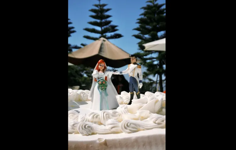 網友加工好市多蛋糕，完美復刻《小美人魚》。翻攝「Costco好市多 商品經驗老實說」臉書