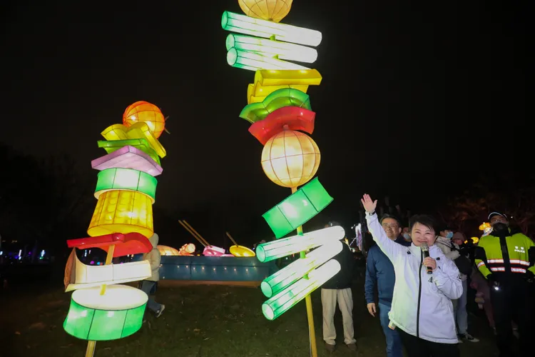 盧市長與烤肉串燈合影。市府提供